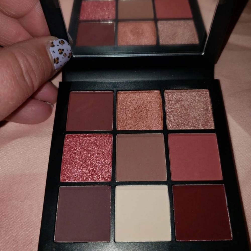 Huda Beauty Mauve Obsessions eyeshadow pallette